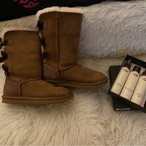 UGG Australia Bailey Bow Boots with UGG Australia cleaning kit Size 8